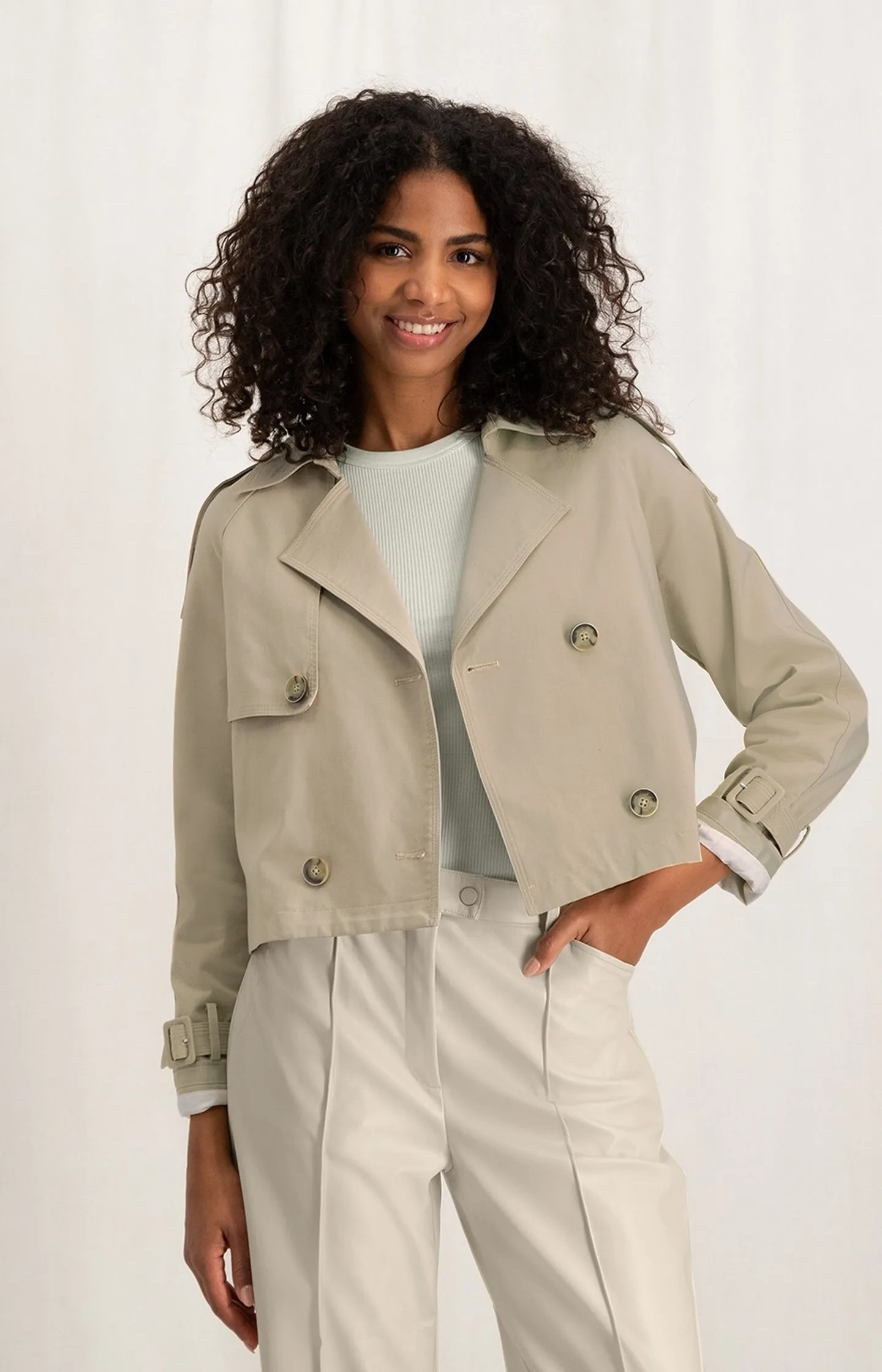 Cropped trench coat with long sleeves and shoulder details