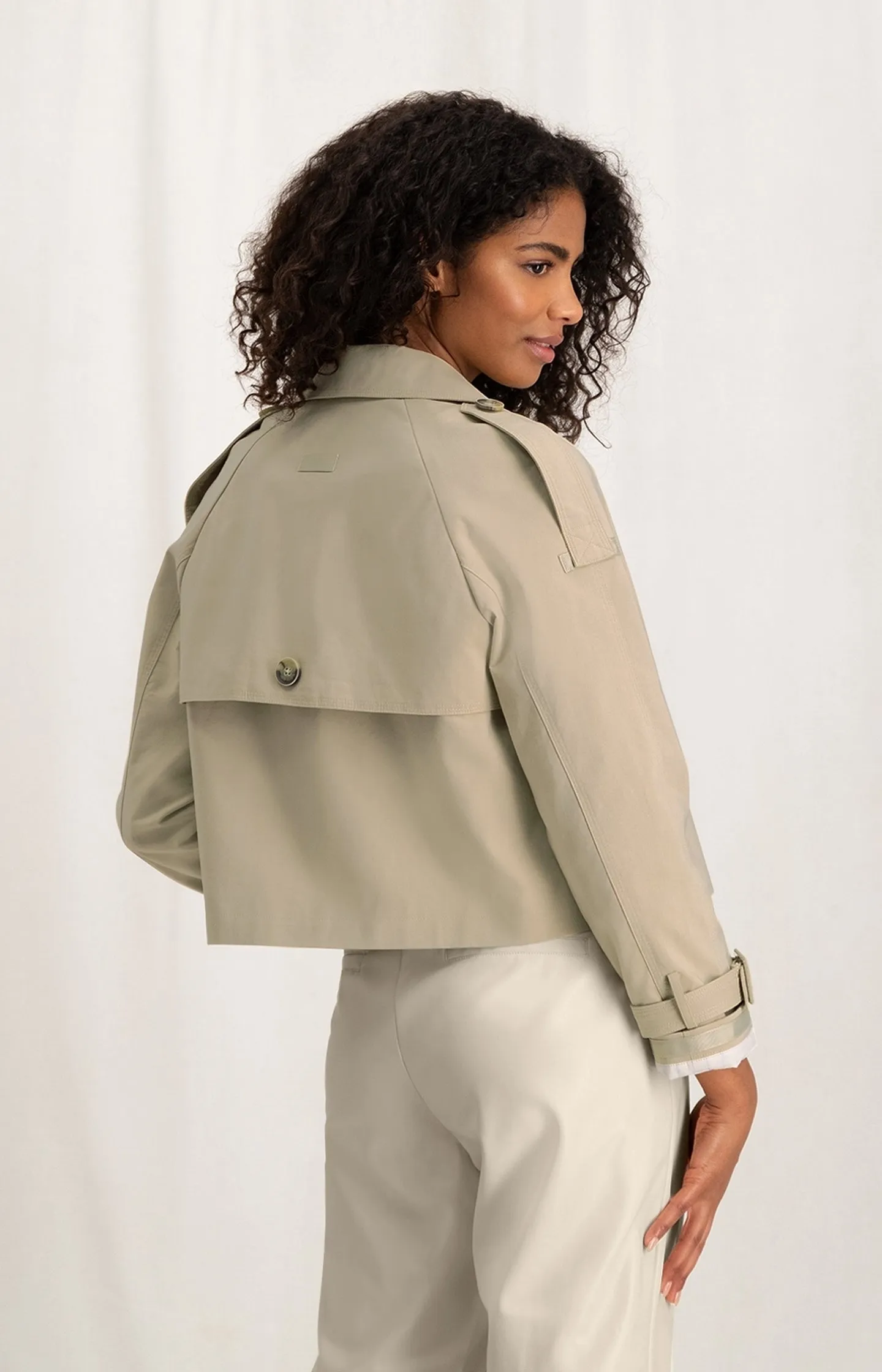 Cropped trench coat with long sleeves and shoulder details