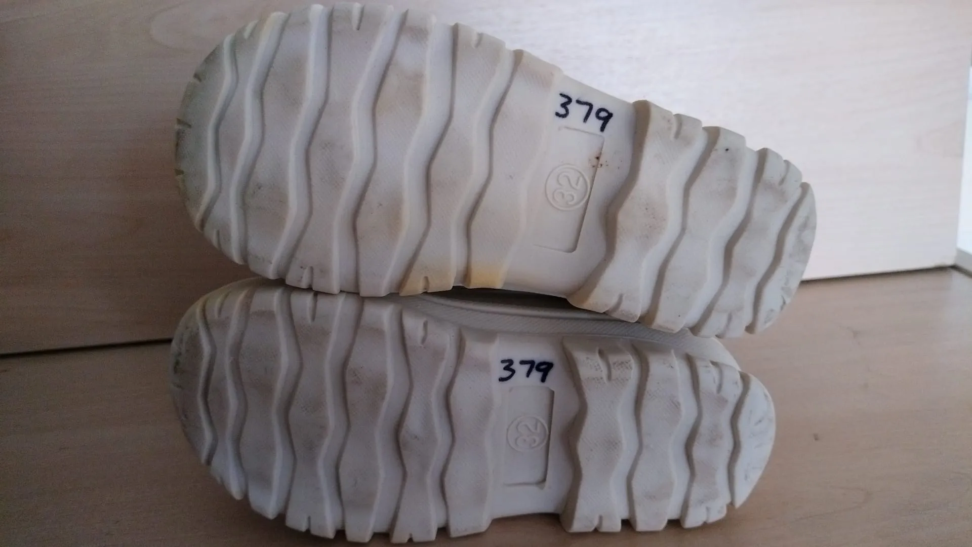 Pre Loved Roarsome (Dinoski) Kids Snow Boots Size EU33 (379)