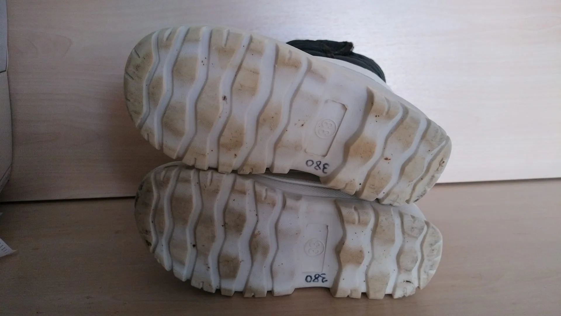 Pre Loved Roarsome (Dinoski) Kids Snow Boots Size EU33 (380)
