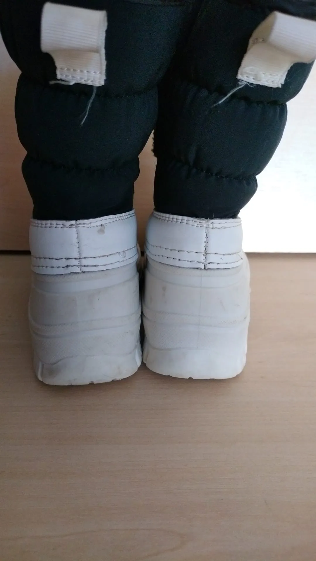 Pre Loved Roarsome (Dinoski) Kids Snow Boots Size EU33 (382)