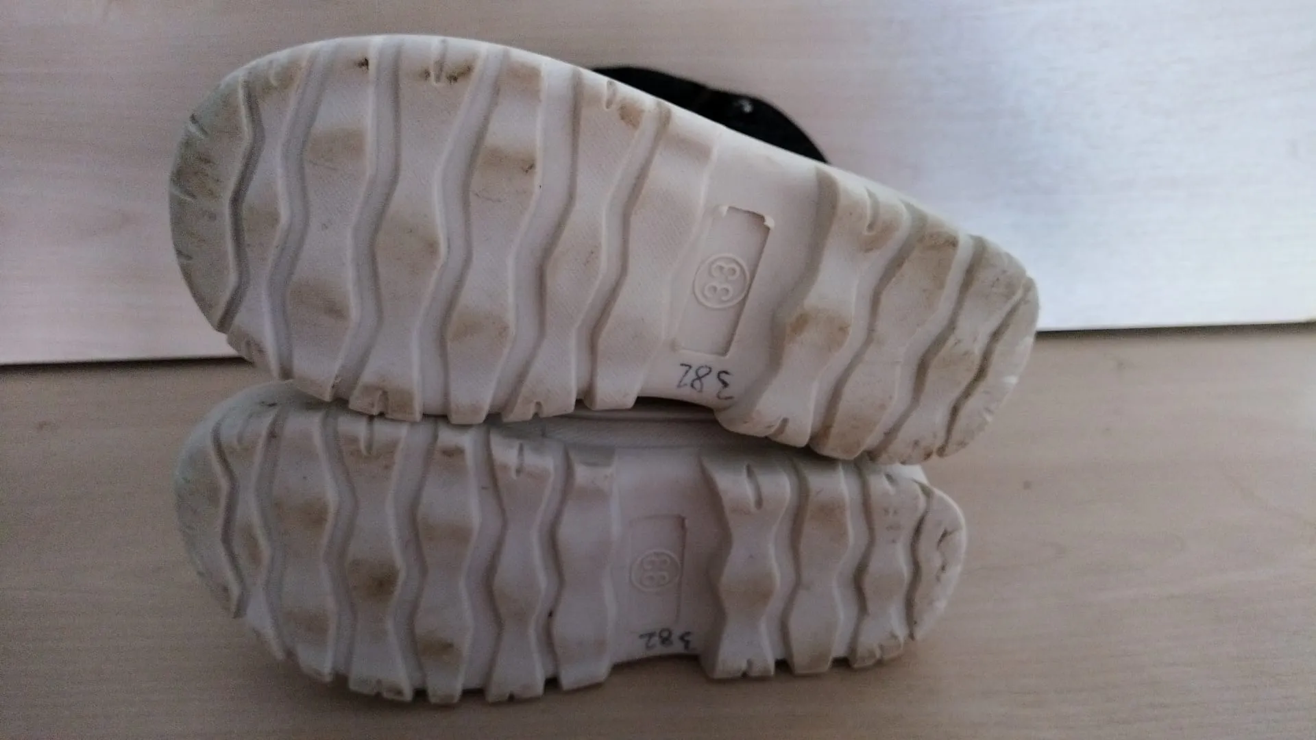 Pre Loved Roarsome (Dinoski) Kids Snow Boots Size EU33 (382)