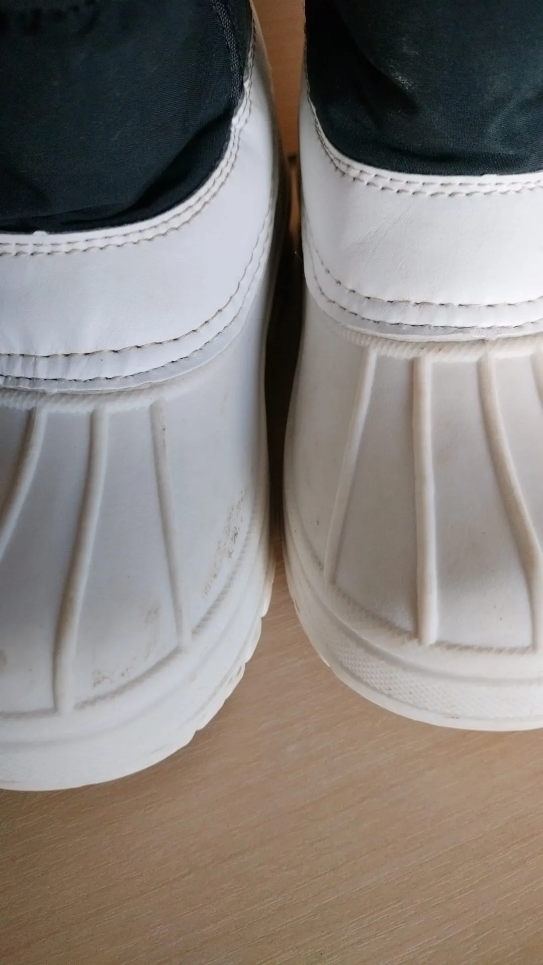 Pre Loved Roarsome (Dinoski) Kids Snow Boots Size EU33 (382)